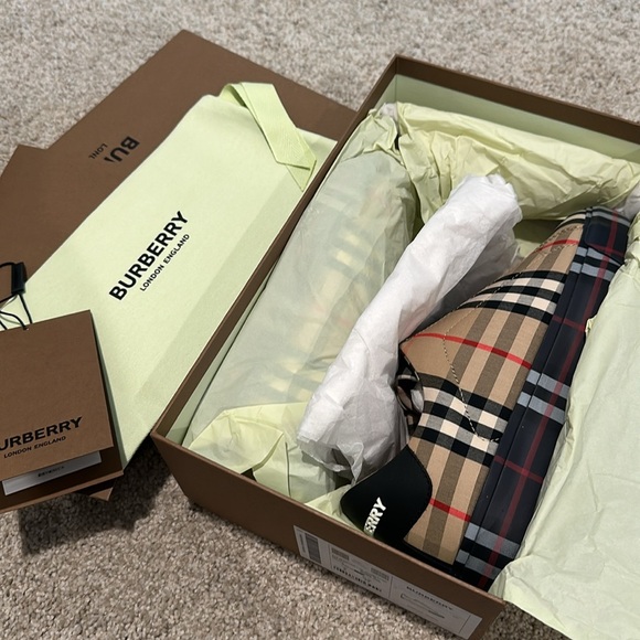 Burberry BNIB size 37 EUR slip on sneakers - Picture 5 of 8